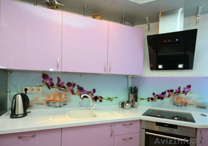 Скинали для кухни из стекла